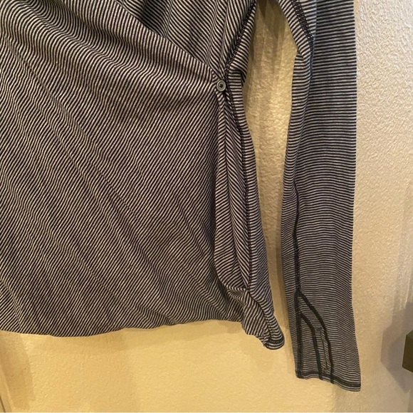 LULULEMON Women Gray Striped Faux Wrap Long Sleeve Top Size 4-6 - Picture 3 of 6